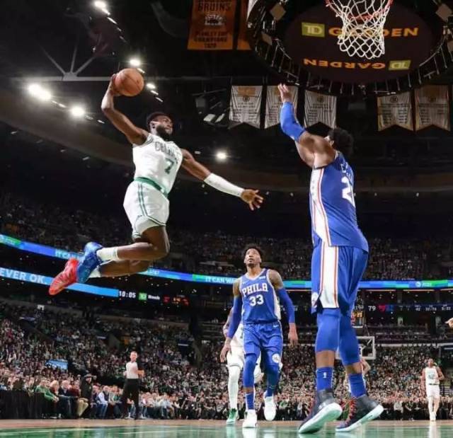 舞台上同样 舞台上同样